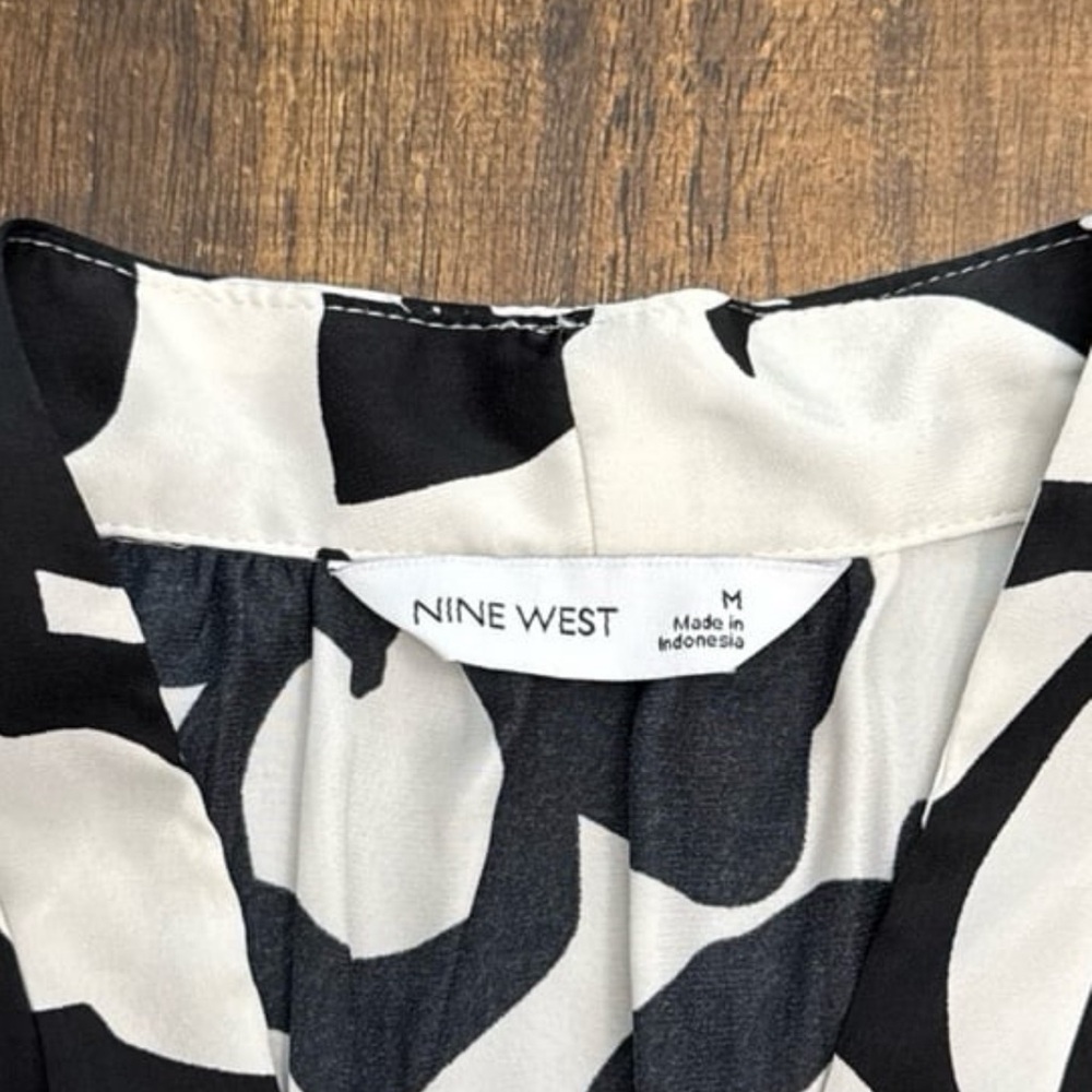 Women’s Nine West flutter Sleeve satin Blouse - Picture 2 of 5